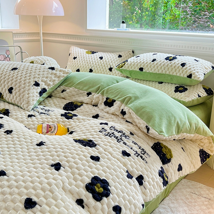 91家纺网 家纺一手货源 找家纺 宜代光年 2025新款大豆绒提花系列四件套（提供买家秀）-印花款 大豆绒-黑草莓