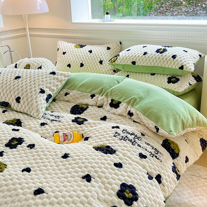 91家纺网 家纺一手货源 找家纺 宜代光年 2025新款大豆绒提花系列四件套（提供买家秀）-印花款 大豆绒-黑草莓