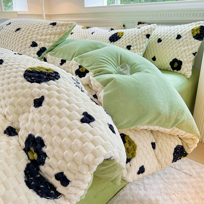 91家纺网 家纺一手货源 找家纺 宜代光年 2025新款大豆绒提花系列四件套（提供买家秀）-印花款 大豆绒-黑草莓