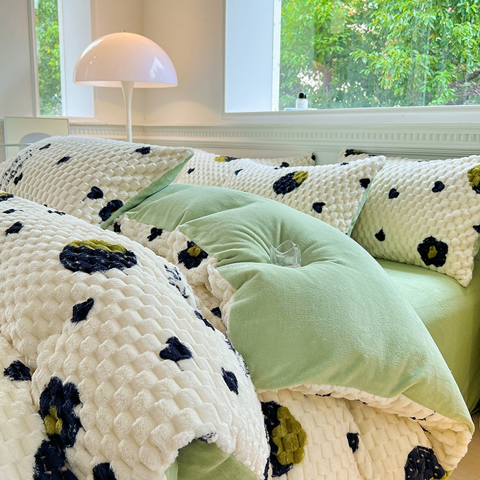 91家纺网 家纺一手货源 找家纺 宜代光年 2025新款大豆绒提花系列四件套（提供买家秀）-印花款 大豆绒-黑草莓