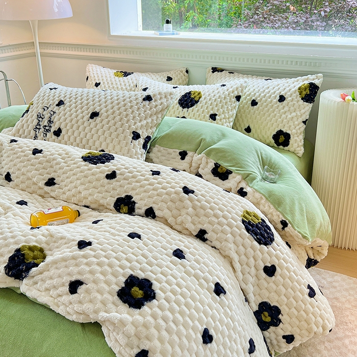 91家纺网 家纺一手货源 找家纺 宜代光年 2025新款大豆绒提花系列四件套（提供买家秀）-印花款 大豆绒-黑草莓