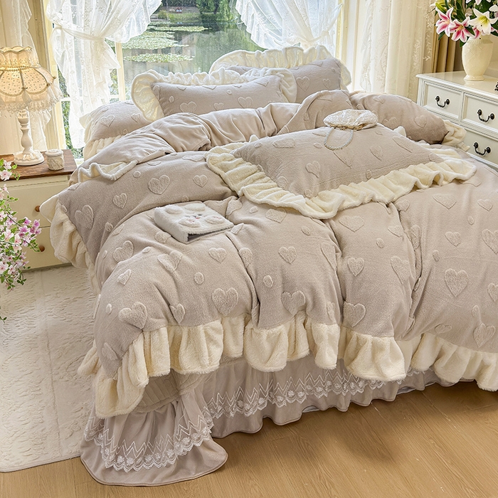 91家纺网 家纺一手货源 找家纺 宜凡家纺 2025新款兔绒提花牛奶绒夹棉床盖四件套 爱心 驼色