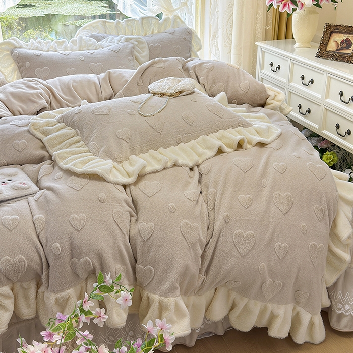 91家纺网 家纺一手货源 找家纺 宜凡家纺 2025新款兔绒提花牛奶绒夹棉床盖四件套 爱心 驼色