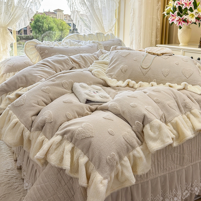 91家纺网 家纺一手货源 找家纺 宜凡家纺 2025新款兔绒提花牛奶绒夹棉床盖四件套 爱心 驼色