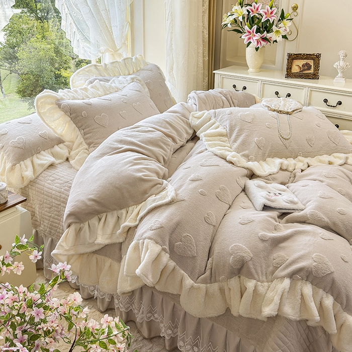 91家纺网 家纺一手货源 找家纺 宜凡家纺 2025新款兔绒提花牛奶绒夹棉床盖四件套 爱心 驼色