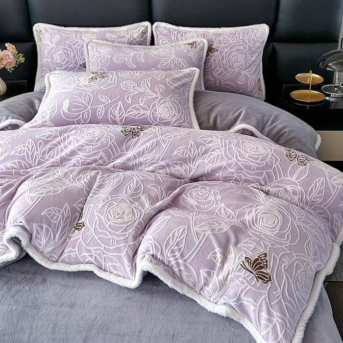 91家纺网 家纺一手货源 找家纺 柏薇 2025新款兔毛宽包边立体雕花牛奶绒四件套 雪愿