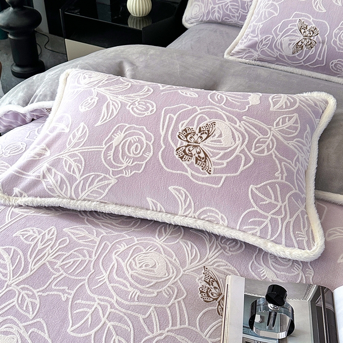 91家纺网 家纺一手货源 找家纺 柏薇 2025新款兔毛宽包边立体雕花牛奶绒四件套 雪愿