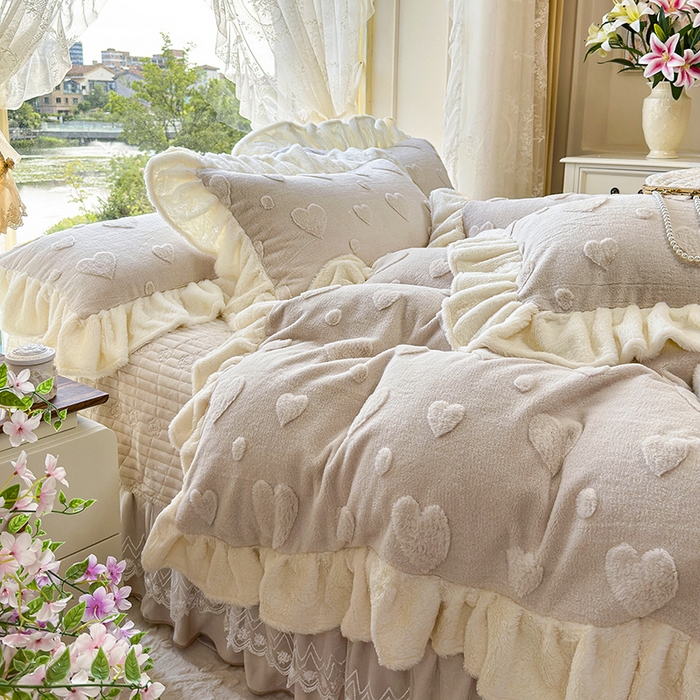 91家纺网 家纺一手货源 找家纺 宜凡家纺 2025新款兔绒提花牛奶绒夹棉床盖四件套 爱心 驼色