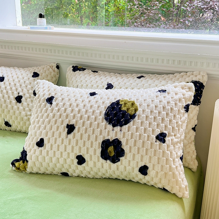 91家纺网 家纺一手货源 找家纺 宜代光年 2025新款大豆绒提花系列四件套（提供买家秀）-印花款 大豆绒-黑草莓