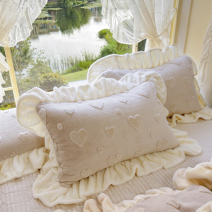 91家纺网 家纺一手货源 找家纺 宜凡家纺 2025新款兔绒提花牛奶绒夹棉床盖四件套 爱心 驼色