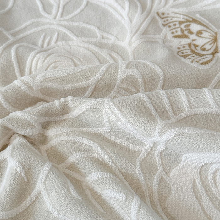 91家纺网 家纺一手货源 找家纺 柏薇 2025新款兔毛宽包边立体雕花牛奶绒四件套 云朵