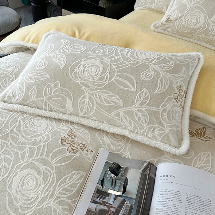 91家纺网 家纺一手货源 找家纺 柏薇 2025新款兔毛宽包边立体雕花牛奶绒四件套 云朵