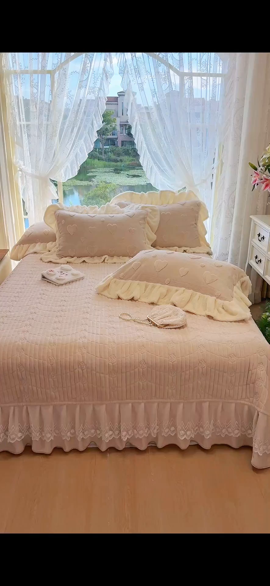 91家纺网 家纺一手货源 找家纺 宜凡家纺 2025新款兔绒提花牛奶绒夹棉床盖四件套 爱心 驼色