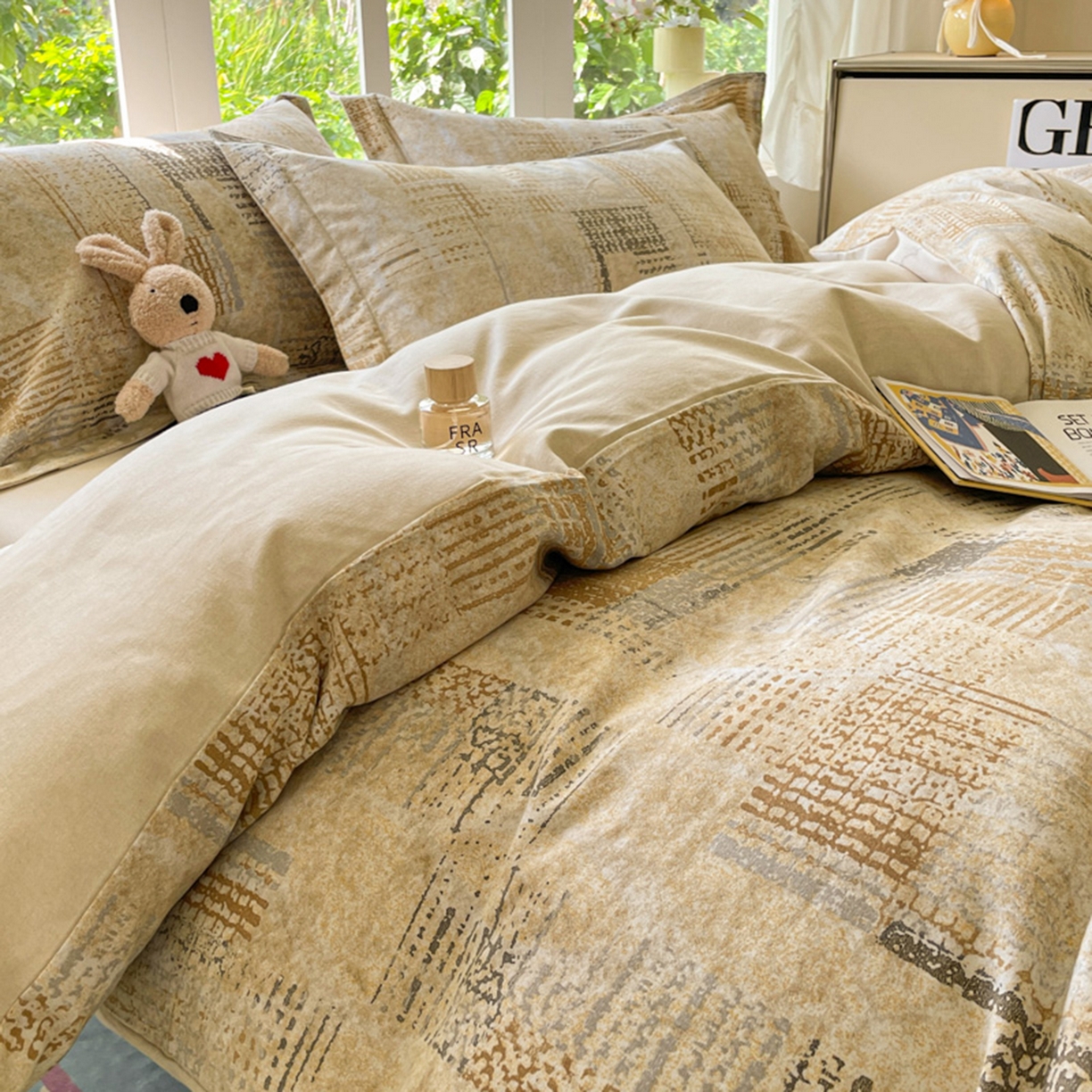 91家纺网 家纺一手货源 找家纺 仔仔熊 2025新款磨毛四件套系列 暖黄格纹