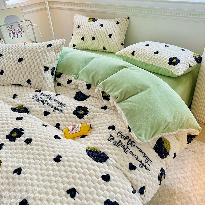 91家纺网 家纺一手货源 找家纺 宜代光年 2025新款大豆绒提花系列四件套（提供买家秀）-印花款 大豆绒-黑草莓