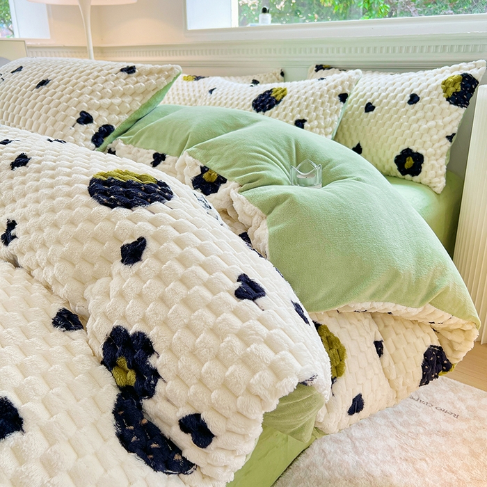 91家纺网 家纺一手货源 找家纺 宜代光年 2025新款大豆绒提花系列四件套（提供买家秀）-印花款 大豆绒-黑草莓