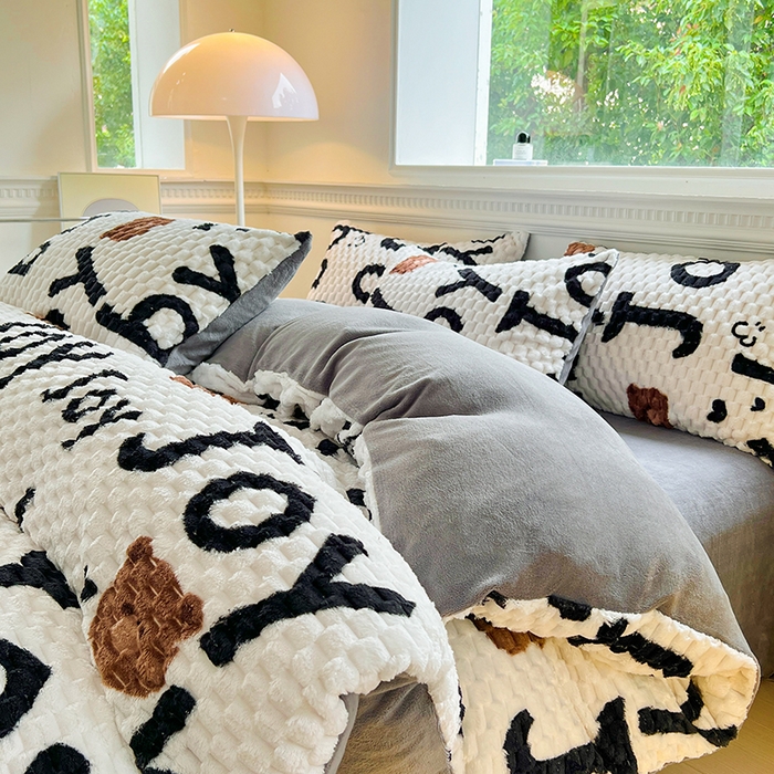 91家纺网 家纺一手货源 找家纺 宜代光年 2025新款大豆绒提花系列四件套（提供买家秀）-印花款 大豆绒-熊宝