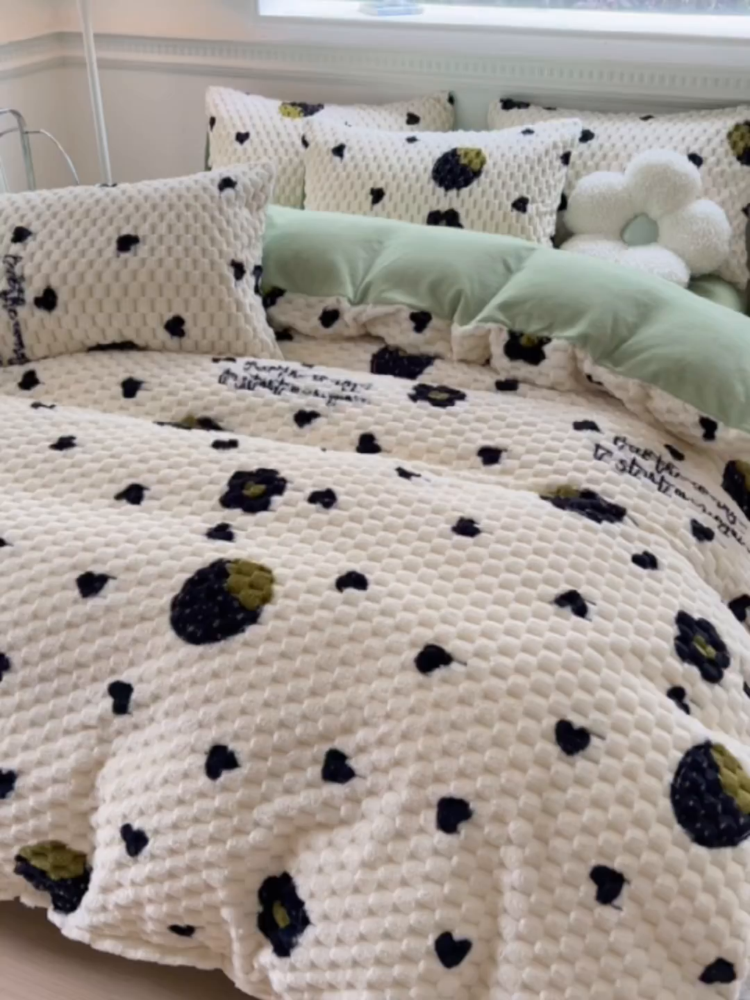 91家纺网 家纺一手货源 找家纺 宜代光年 2025新款大豆绒提花系列四件套（提供买家秀）-印花款 大豆绒-黑草莓