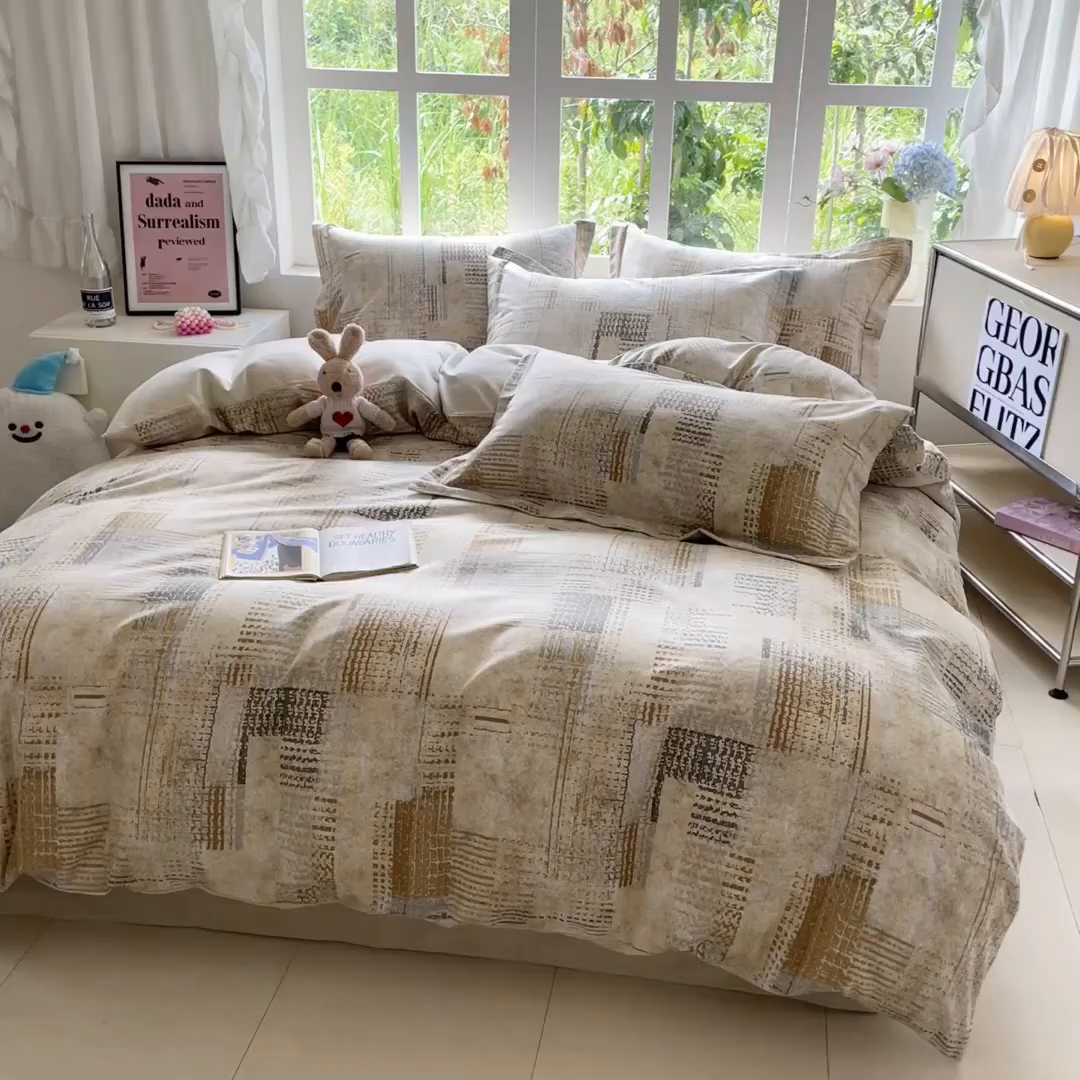 91家纺网 家纺一手货源 找家纺 仔仔熊 2025新款磨毛四件套系列 暖黄格纹