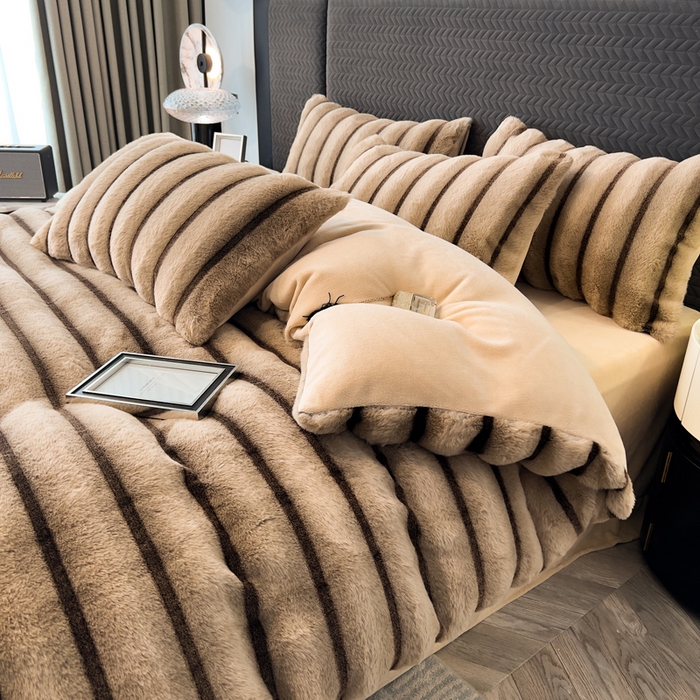 91家纺网 家纺一手货源 找家纺 （总）宜代光年 2025新款背印兔绒条纹系列四件套