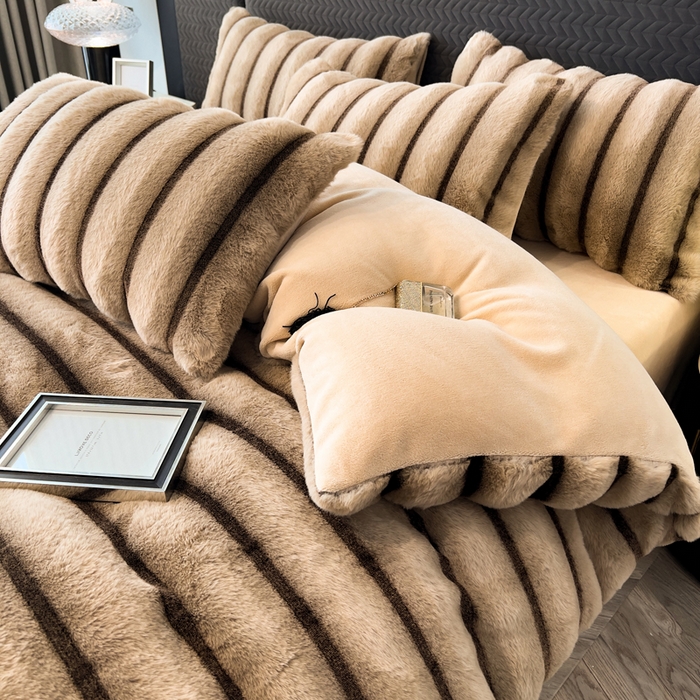 91家纺网 家纺一手货源 找家纺 （总）宜代光年 2025新款背印兔绒条纹系列四件套