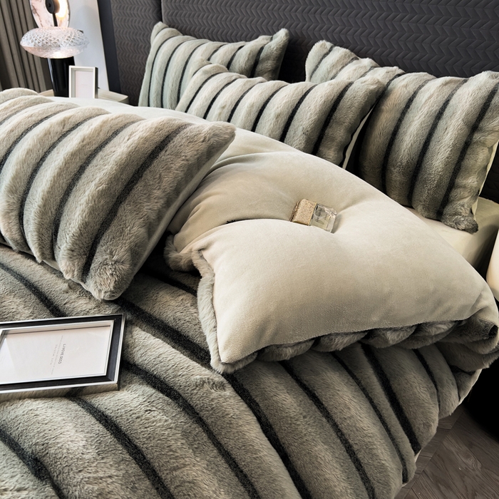 91家纺网 家纺一手货源 找家纺 宜代光年 2025新款背印兔绒条纹系列四件套 条纹-森林绿