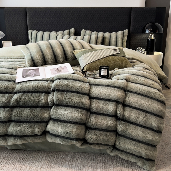 91家纺网 家纺一手货源 找家纺 宜代光年 2025新款背印兔绒条纹系列四件套 条纹-森林绿