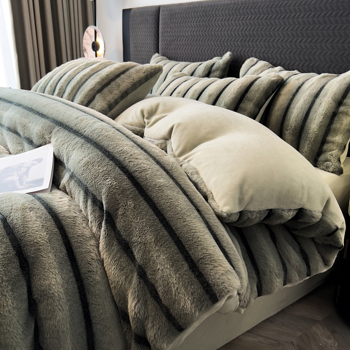 91家纺网 家纺一手货源 找家纺 宜代光年 2025新款背印兔绒条纹系列四件套 条纹-森林绿