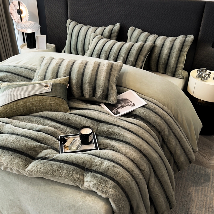 91家纺网 家纺一手货源 找家纺 宜代光年 2025新款背印兔绒条纹系列四件套 条纹-森林绿