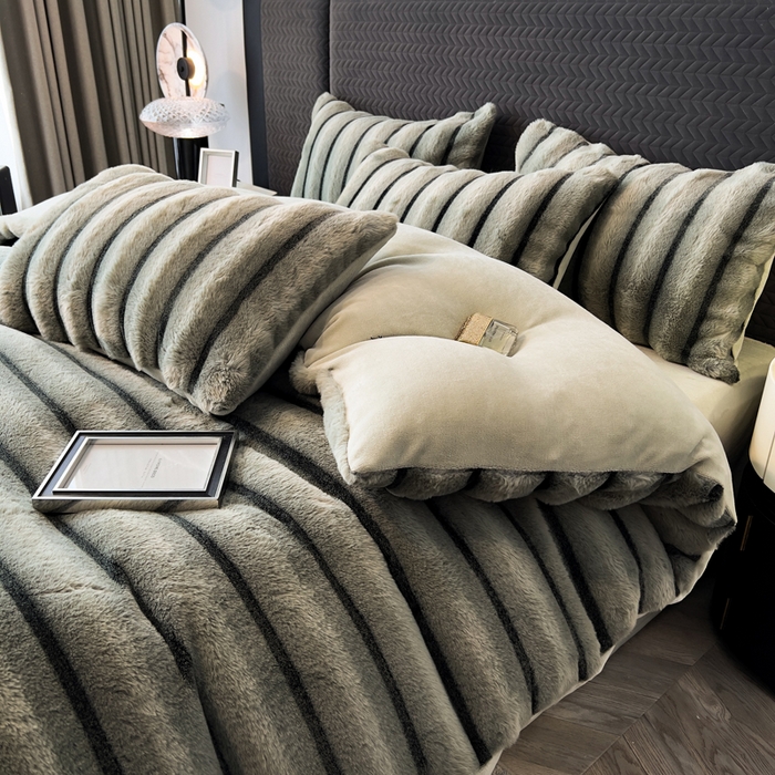 91家纺网 家纺一手货源 找家纺 宜代光年 2025新款背印兔绒条纹系列四件套 条纹-森林绿