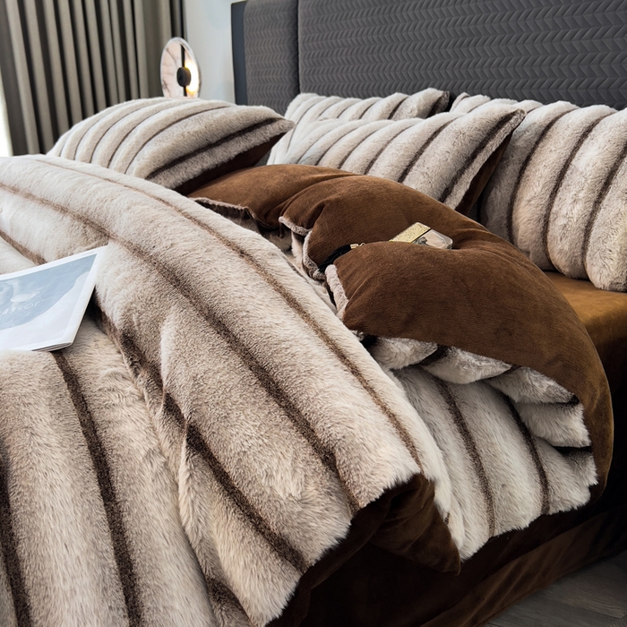 91家纺网 家纺一手货源 找家纺 宜代光年 2025新款背印兔绒条纹系列四件套 条纹-棕灰