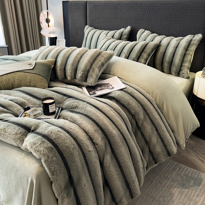 91家纺网 家纺一手货源 找家纺 宜代光年 2025新款背印兔绒条纹系列四件套 条纹-森林绿