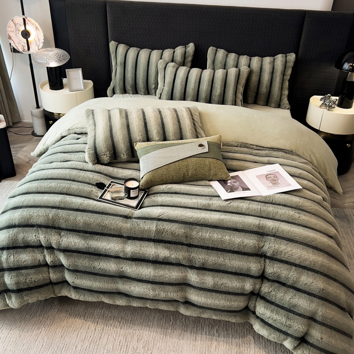 91家纺网 家纺一手货源 找家纺 宜代光年 2025新款背印兔绒条纹系列四件套 条纹-森林绿