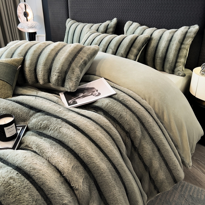 91家纺网 家纺一手货源 找家纺 宜代光年 2025新款背印兔绒条纹系列四件套 条纹-森林绿