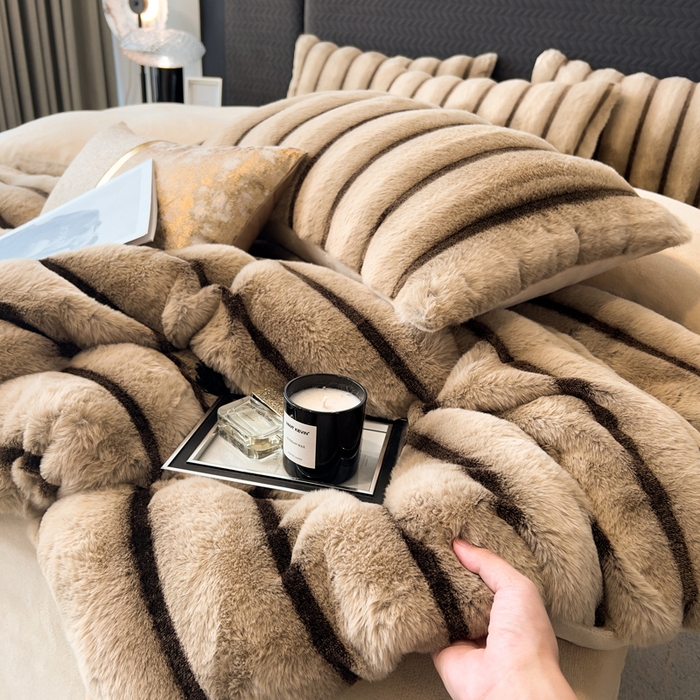 91家纺网 家纺一手货源 找家纺 宜代光年 2025新款背印兔绒条纹系列四件套 条纹-卡其