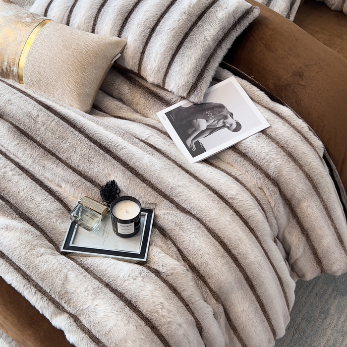 91家纺网 家纺一手货源 找家纺 宜代光年 2025新款背印兔绒条纹系列四件套 条纹-棕灰