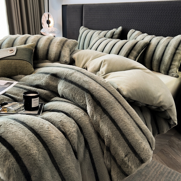 91家纺网 家纺一手货源 找家纺 宜代光年 2025新款背印兔绒条纹系列四件套 条纹-森林绿