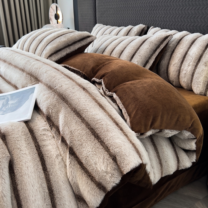 91家纺网 家纺一手货源 找家纺 宜代光年 2025新款背印兔绒条纹系列四件套 条纹-棕灰