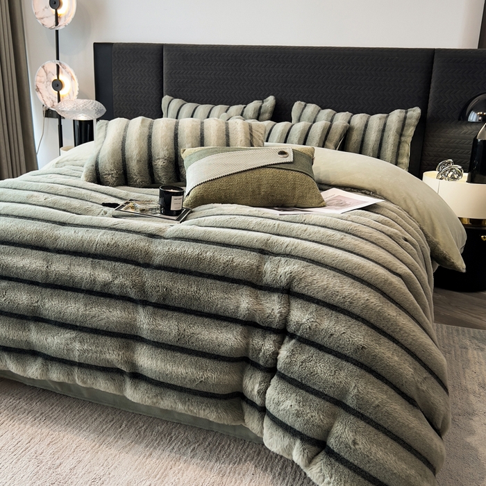 91家纺网 家纺一手货源 找家纺 宜代光年 2025新款背印兔绒条纹系列四件套 条纹-森林绿