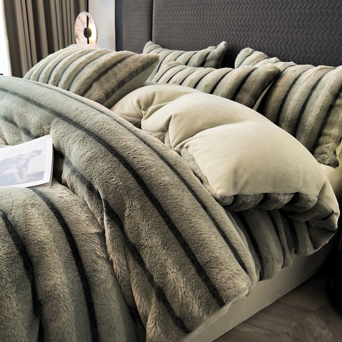 91家纺网 家纺一手货源 找家纺 宜代光年 2025新款背印兔绒条纹系列四件套 条纹-森林绿