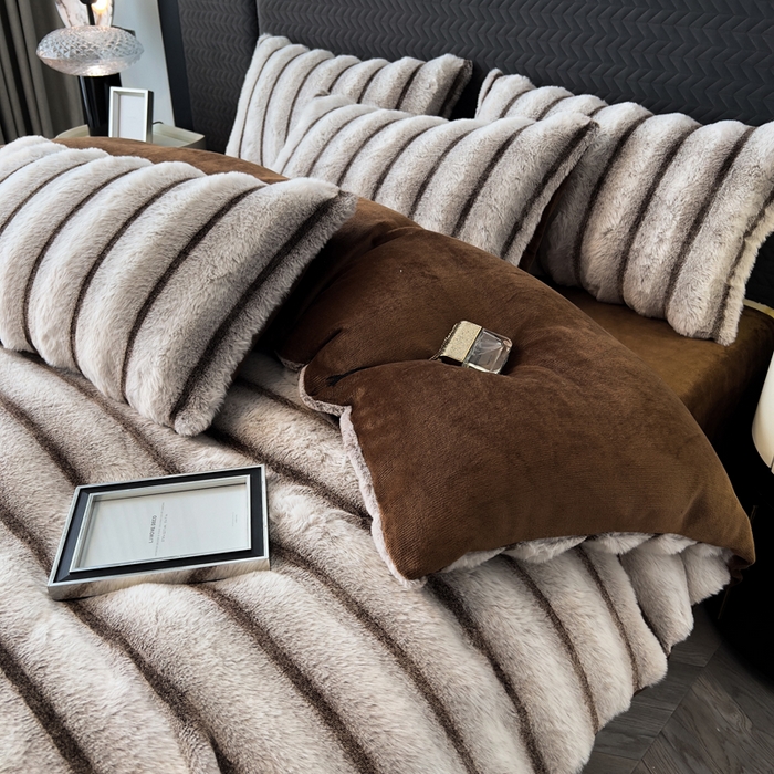 91家纺网 家纺一手货源 找家纺 宜代光年 2025新款背印兔绒条纹系列四件套 条纹-棕灰