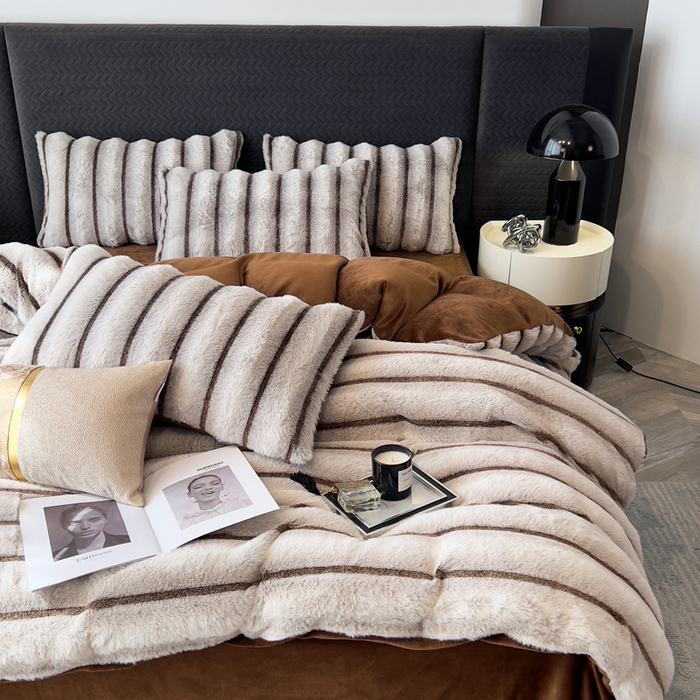 91家纺网 家纺一手货源 找家纺 宜代光年 2025新款背印兔绒条纹系列四件套 条纹-棕灰