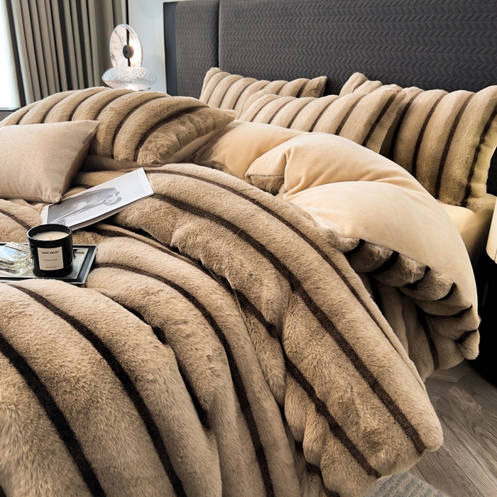 91家纺网 家纺一手货源 找家纺 宜代光年 2025新款背印兔绒条纹系列四件套 条纹-卡其