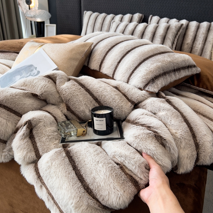 91家纺网 家纺一手货源 找家纺 宜代光年 2025新款背印兔绒条纹系列四件套 条纹-棕灰