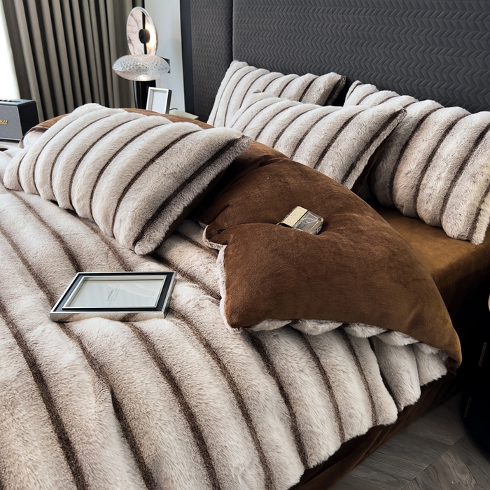 91家纺网 家纺一手货源 找家纺 宜代光年 2025新款背印兔绒条纹系列四件套 条纹-棕灰