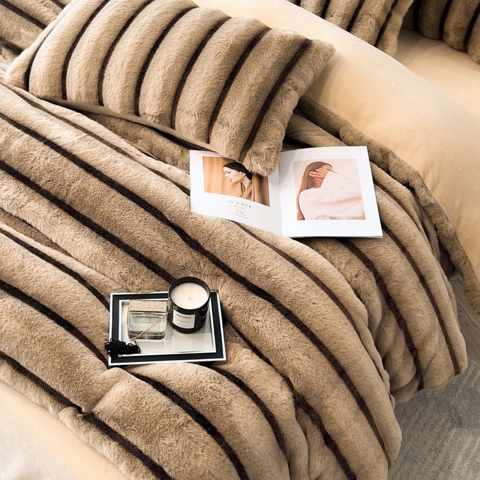 91家纺网 家纺一手货源 找家纺 宜代光年 2025新款背印兔绒条纹系列四件套 条纹-卡其