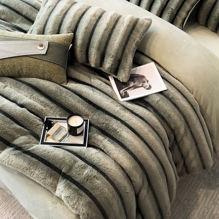 91家纺网 家纺一手货源 找家纺 宜代光年 2025新款背印兔绒条纹系列四件套 条纹-森林绿