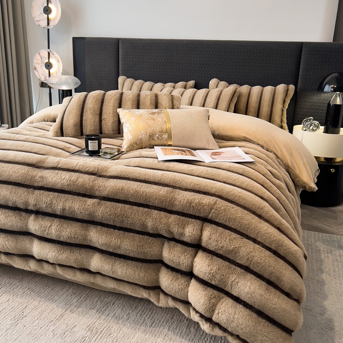 91家纺网 家纺一手货源 找家纺 宜代光年 2025新款背印兔绒条纹系列四件套 条纹-卡其