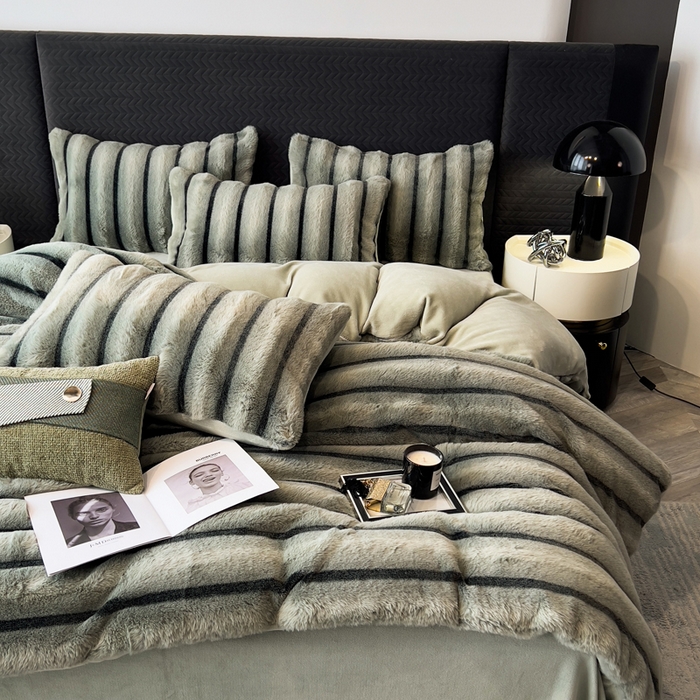 91家纺网 家纺一手货源 找家纺 宜代光年 2025新款背印兔绒条纹系列四件套 条纹-森林绿