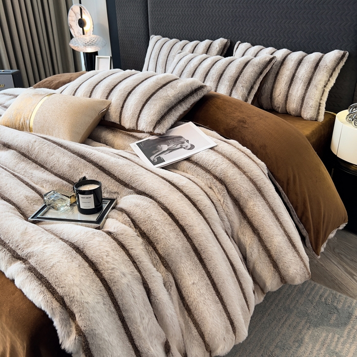 91家纺网 家纺一手货源 找家纺 宜代光年 2025新款背印兔绒条纹系列四件套 条纹-棕灰